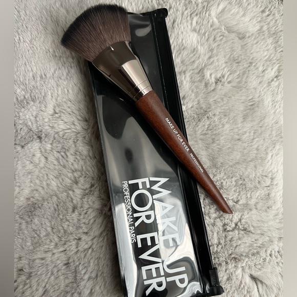MAKE UP FOR EVER
#109 HD Skin Foundation Brush - Picture 2 of 3
